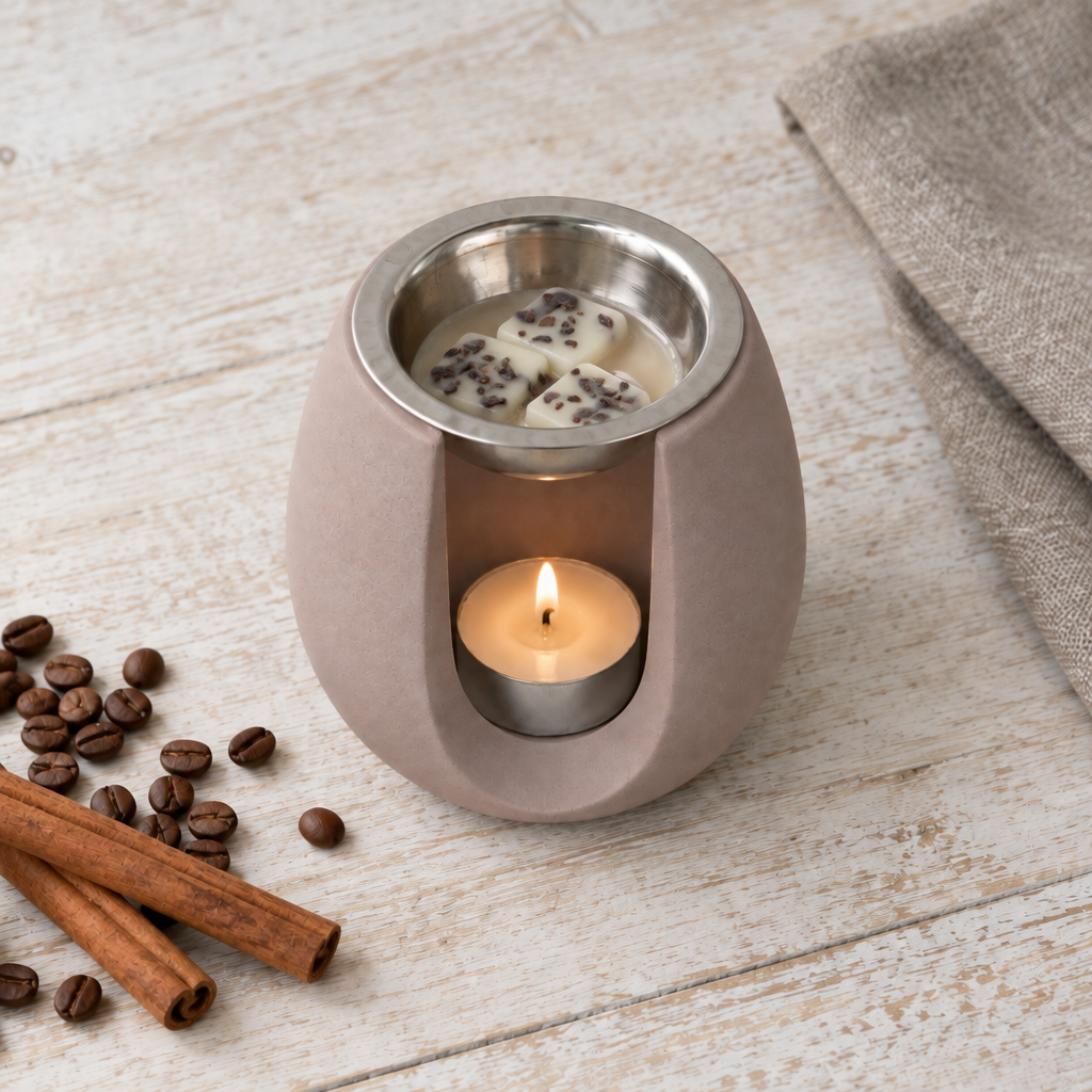 Dune Castanho com os wax melts EVORA de lavanda a derreter no prato de inox