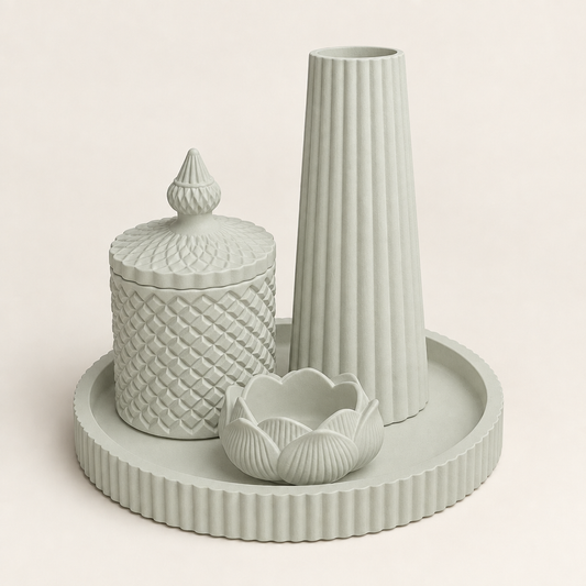 Conjunto Moon em Raysin Verde Oliva Claro: bandeja Moon, jarro Creta, pote Arú e porta-velas Lotus